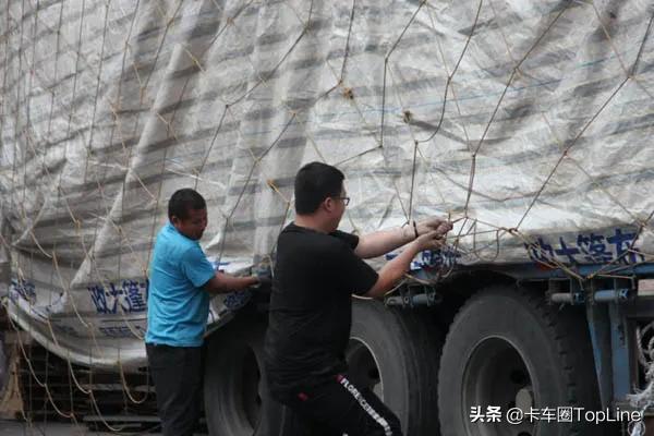 大运会记者采访视频小朋友,大运重卡客户心声