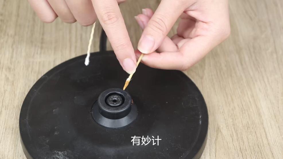 电热水壶坏了用牙签维修,热水壶用牙签戳一下能省电