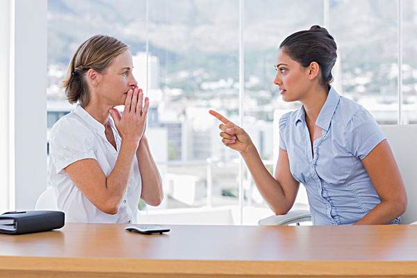 同事背后向领导诋毁你怎么办,同事向领导诬陷你