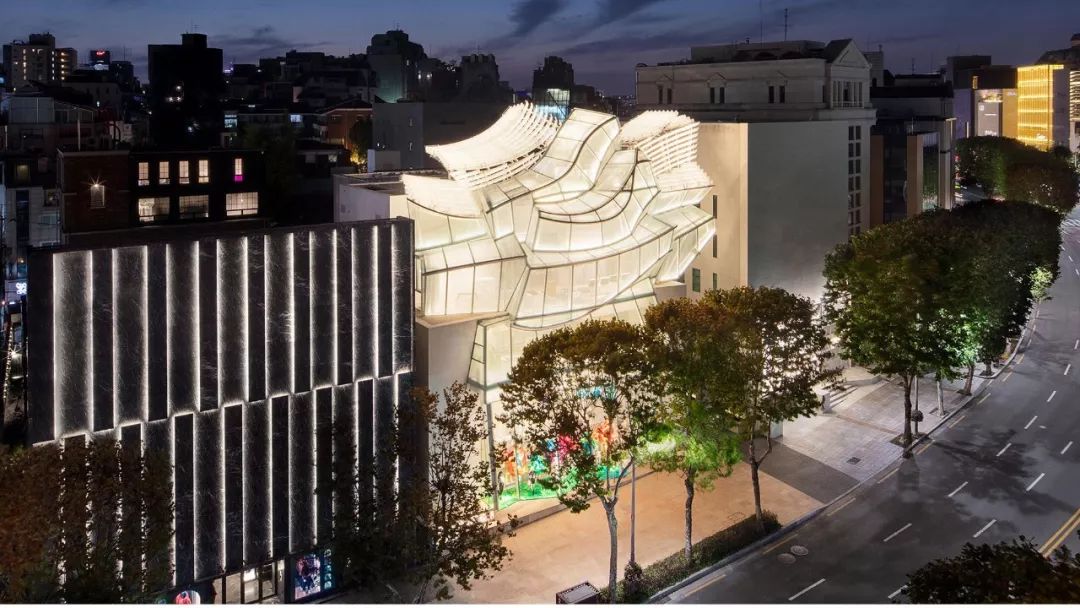 LV韩国开新店上热搜，网友：怎么这么丑？设计师：我乱来的