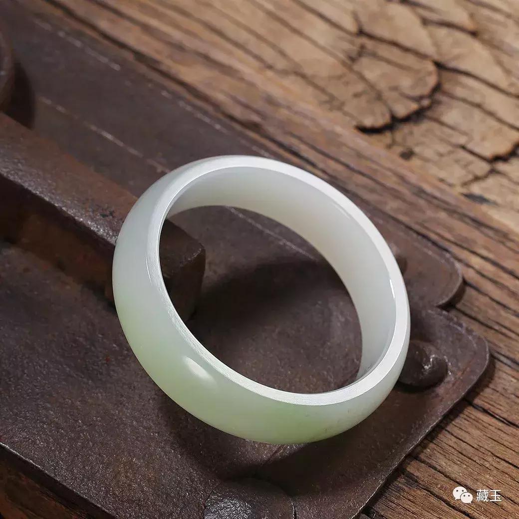 金手镯跟和田玉手镯可以一起戴吗,和田玉晴水手镯和冰晴手镯哪个好