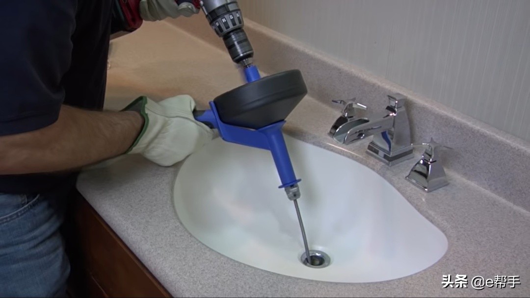 如何疏通被头发堵塞的浴室水槽,厨房水槽堵塞疏通用水瓶