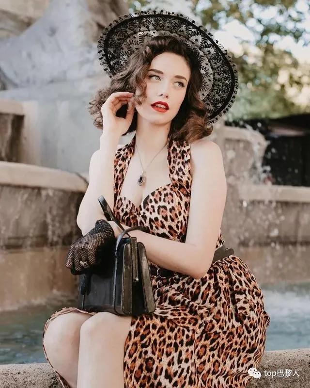 E*杯罩**,小蛮腰,复古装,这个法国小姑娘引发了一阵舔屏狂潮!