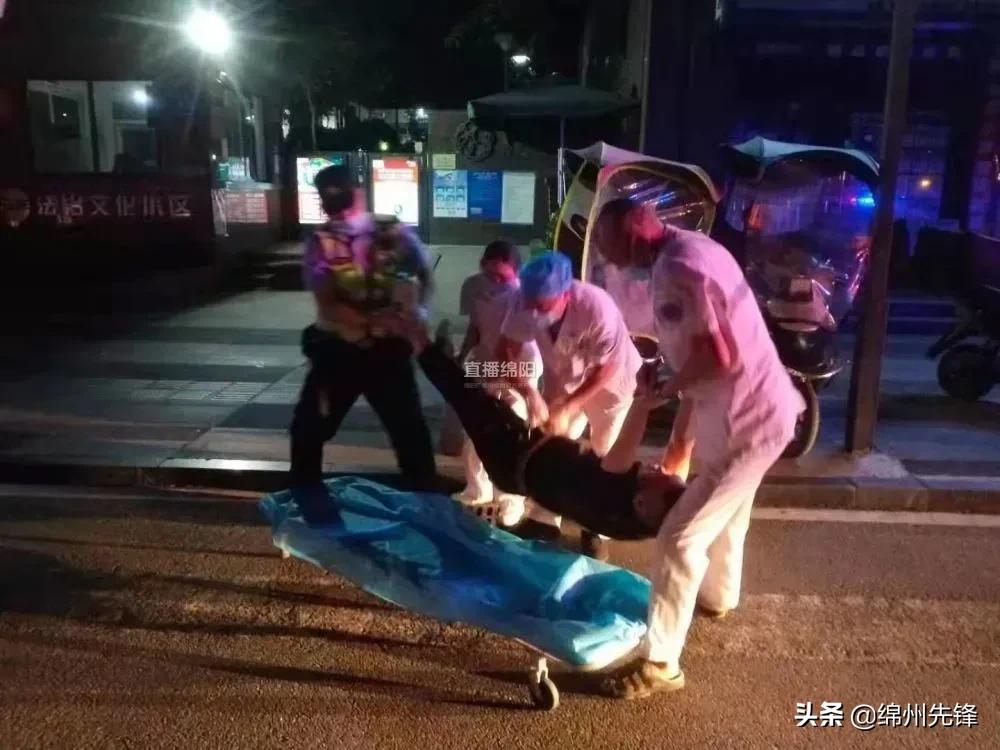 男子喝“麻”了睡大街民警喊都喊不醒……