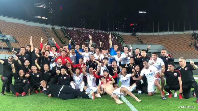 上海上港夺中超联赛冠军上海足坛老大易主？！背后功臣获纯金奖章