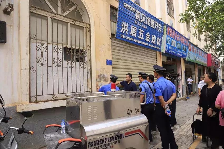 今天，就是要“盘”这些蒙自的城市“牛皮癣”