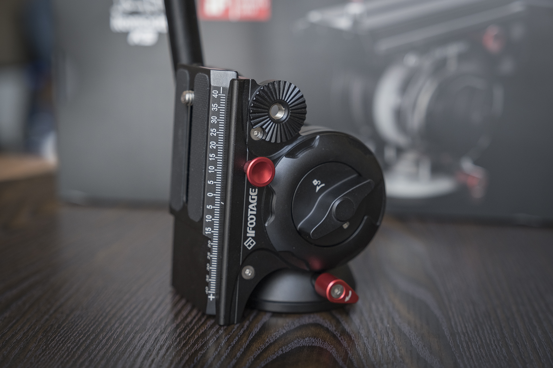 聚目开箱丨明明能靠脸，偏要拼才华——印迹COBRA2代独脚架开箱