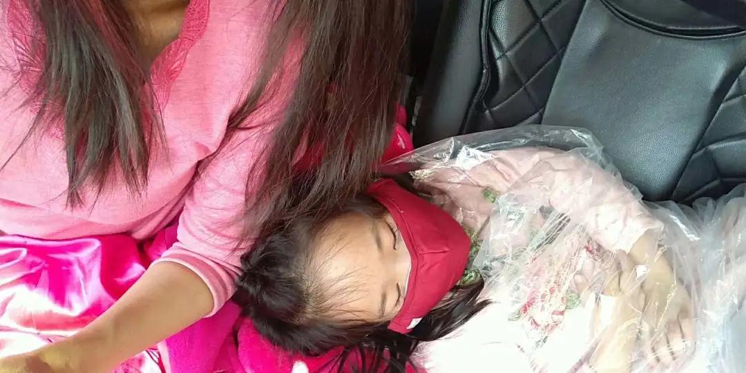 女司机带女儿上下班,女司机带三岁女儿上班