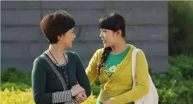 国庆婆婆生日我送一条丝巾，看到弟媳发的朋友圈，我哭着点赞