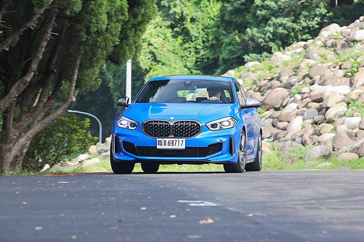 这驾感，依旧又浓又辣，试驾全新一代宝马M135ixDrive