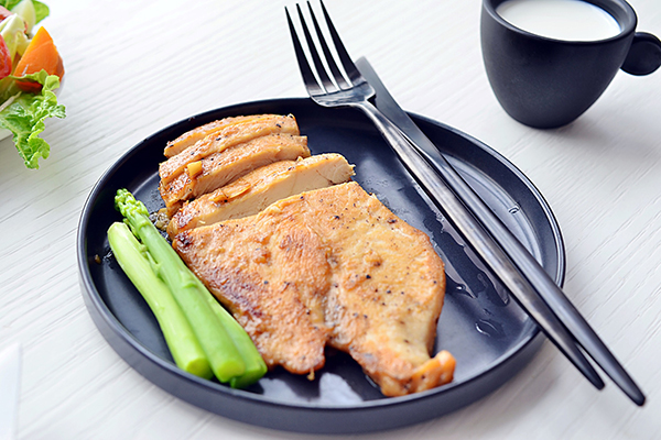 对市面上的鸡排不放心？皇小小教你做家常蒜香鸡排