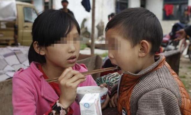 父母双亡姐姐把弟弟养大，弟弟结婚在婚礼现场说一话，全场落泪！