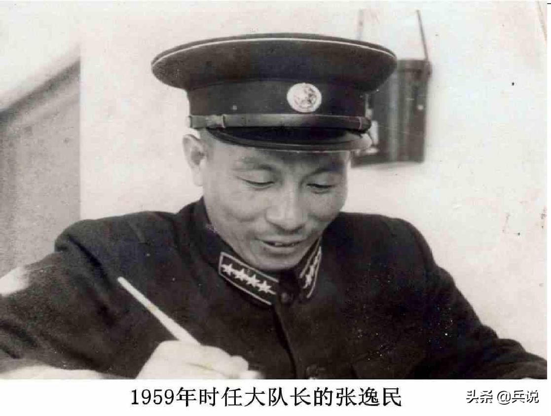 我提升大队长，和政委共住一屋，宿舍兼办公室，一人一半