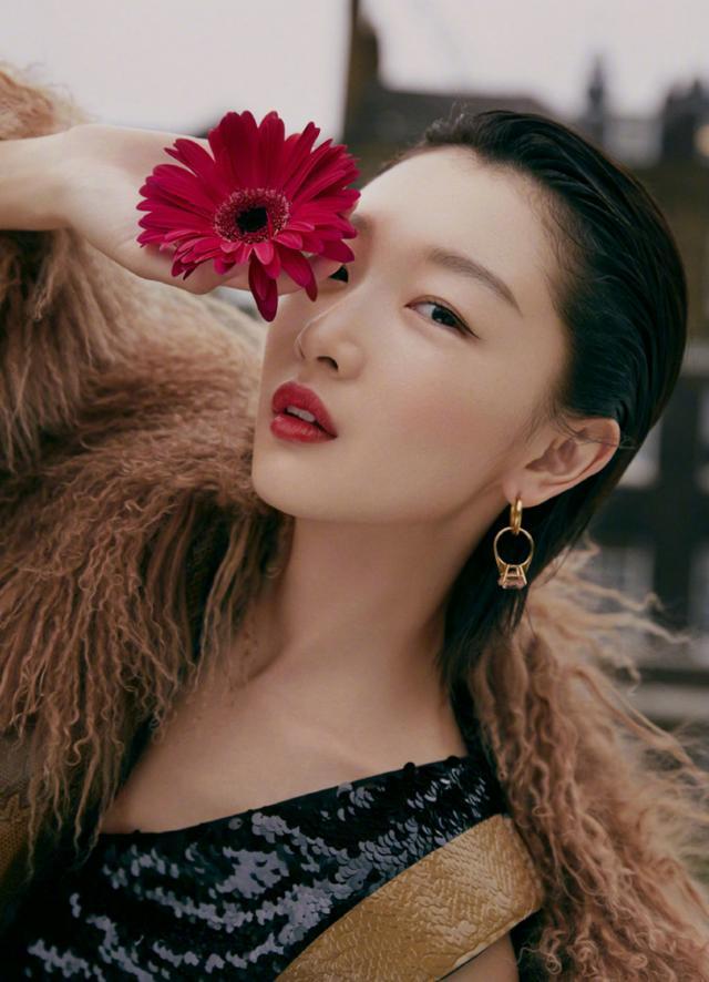 周冬雨穿黑色裤子走路带风,周冬雨在伦敦出席活动