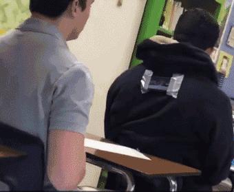 爆笑GIF图：办法是不错，就是要是老师从后门就来怎么办呀