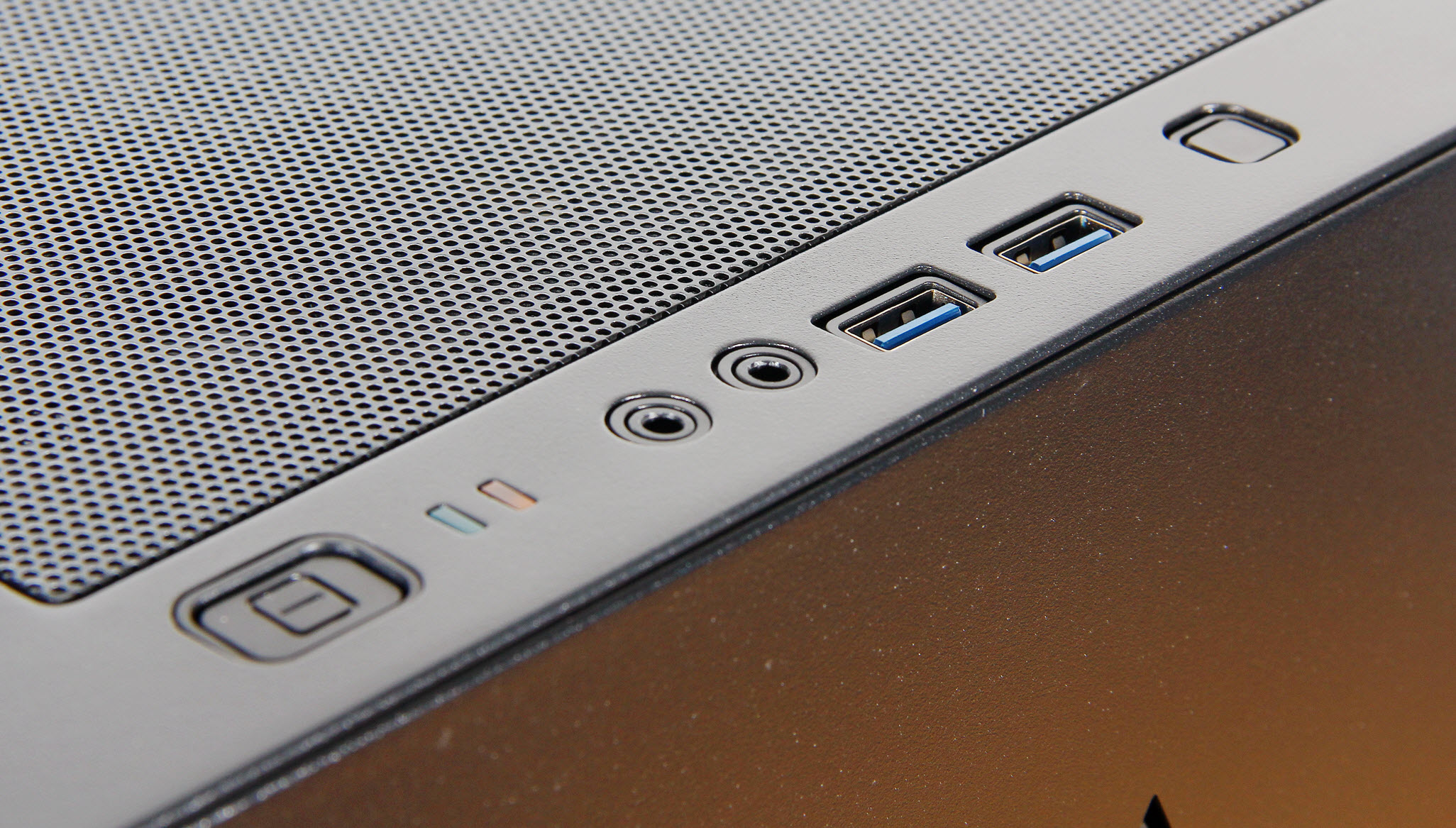 RGB灯效一键控制——电铠DK104机箱使用体验