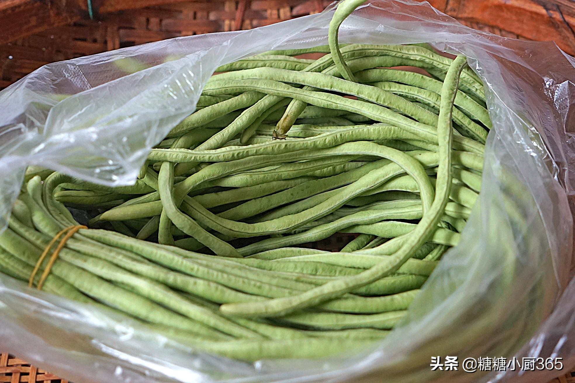 立秋了，天气好豆角又便宜，别忘多买点回来晒菜干，烧肉吃贼香