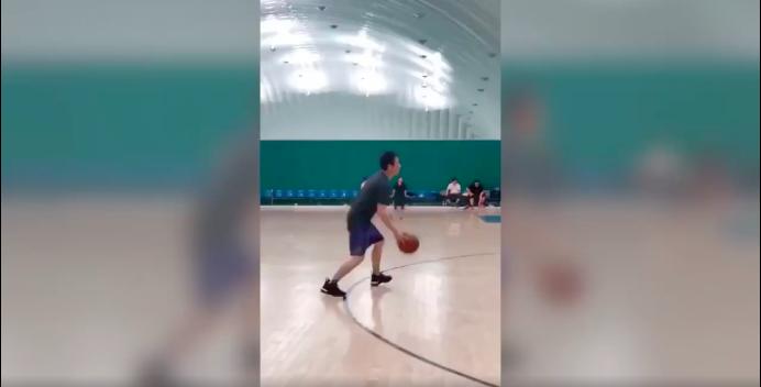 邓超鹿晗情侣装,邓超鹿晗篮球场合照