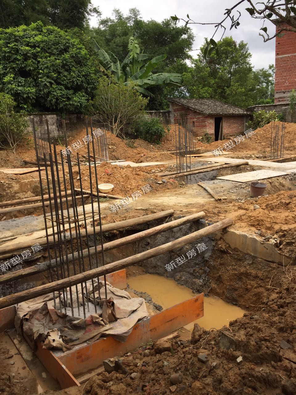 宅基地下面是池塘怎么办,宅基地是个大坑怎么建房