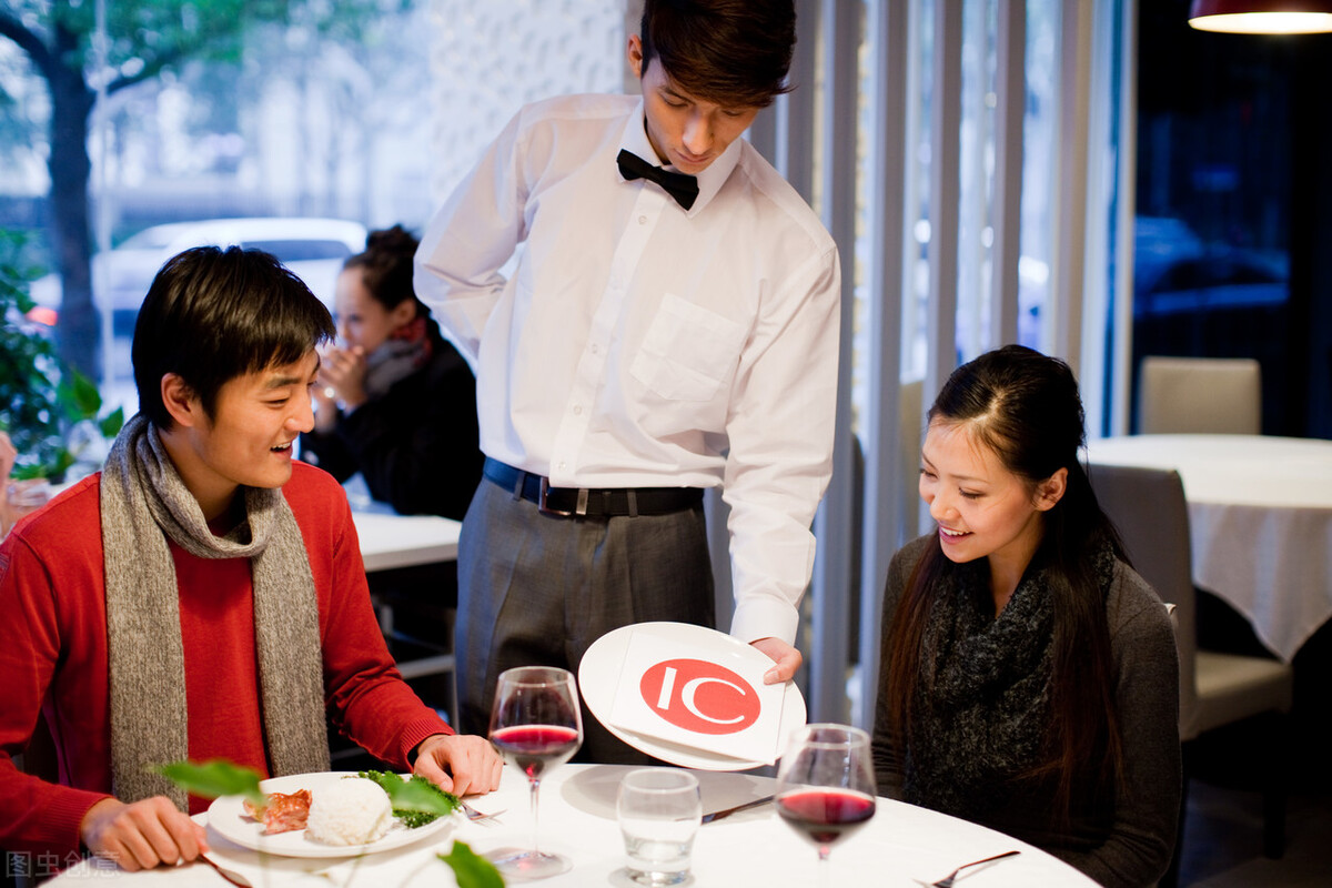 我放弃铁饭碗出国打工，男女混居、当服务员、卖花，揭秘真实收入