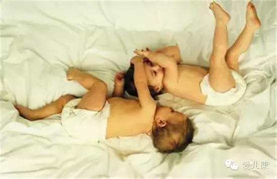 婴儿头型睡偏了几个月纠正来得及,如何防止宝宝头型睡偏