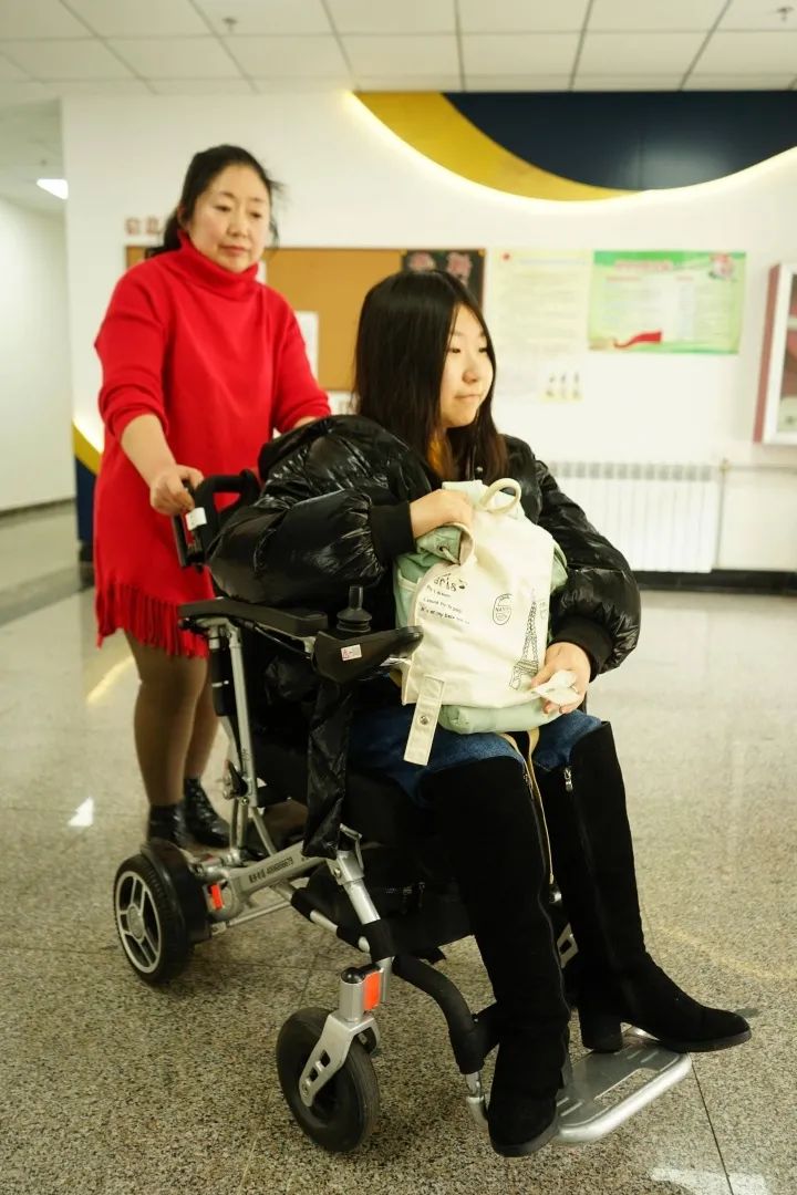 周一见|16年背女求学，千里陪儿学球…她们是“最美陪读妈妈”