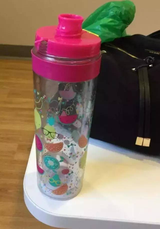 儿童舌头被卡饮料瓶,小孩喝水舌头被卡住了