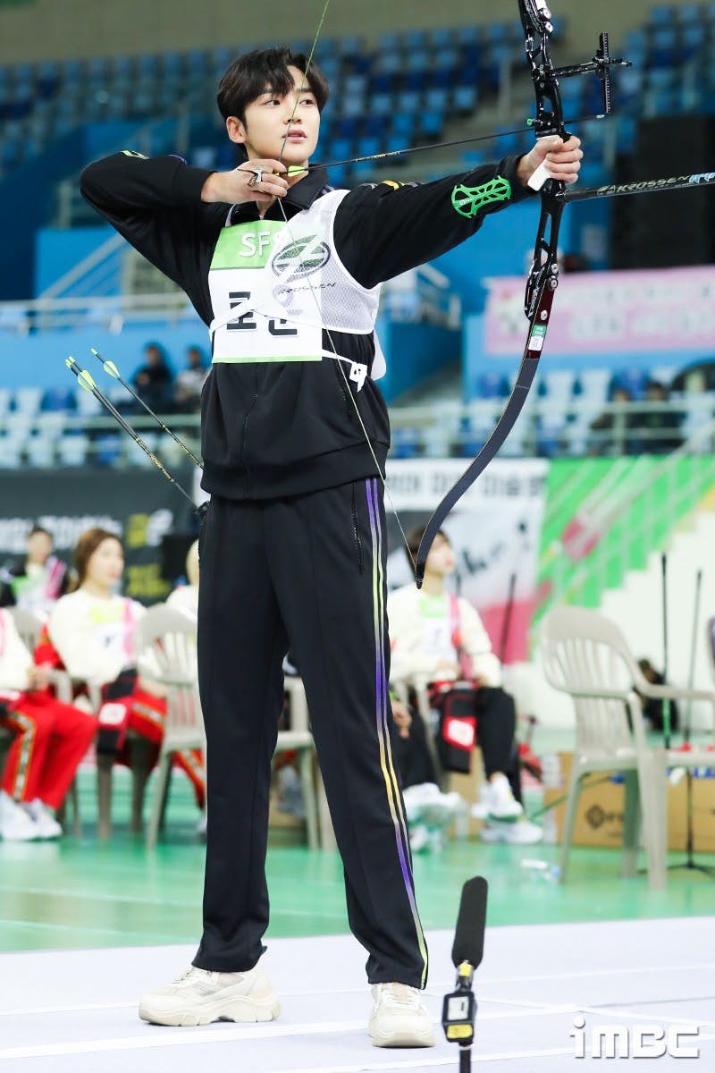 《偶像运动会》路云不会Wink睁着双眼射箭，依旧能正中红心