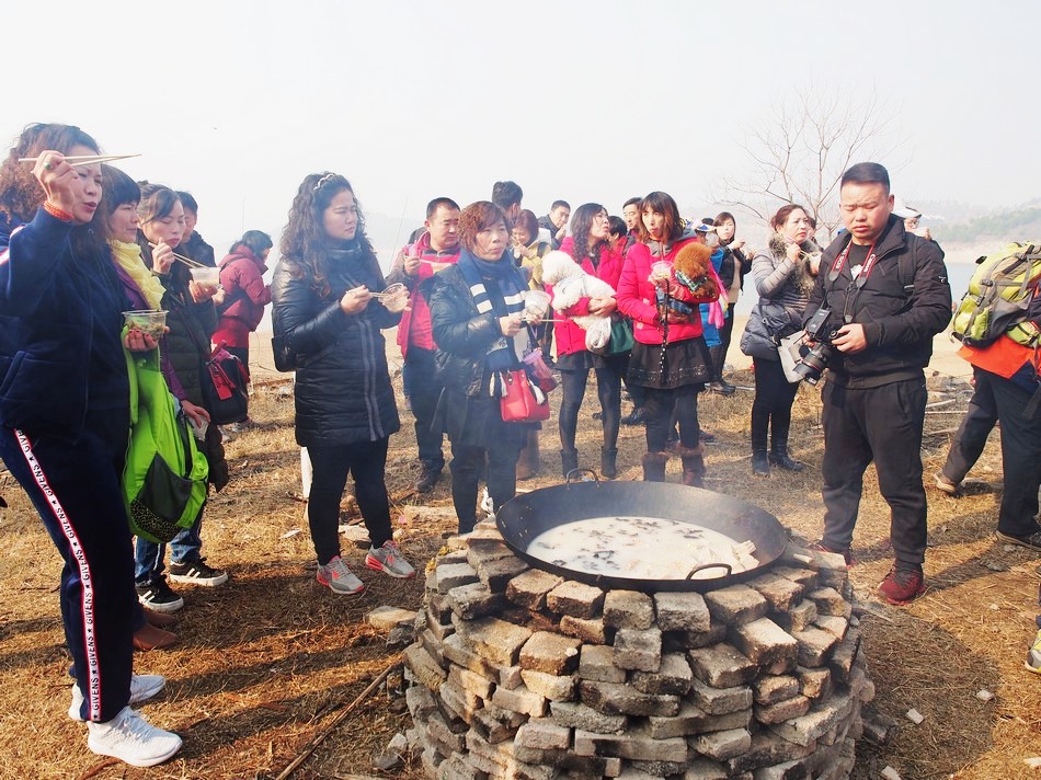 厉害了云雾山,一网捞起18000斤鱼,30块钱吃到撑