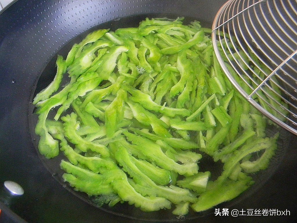 烫一烫，拌一拌，超级简单，苦瓜这么做连吃几次都吃不够