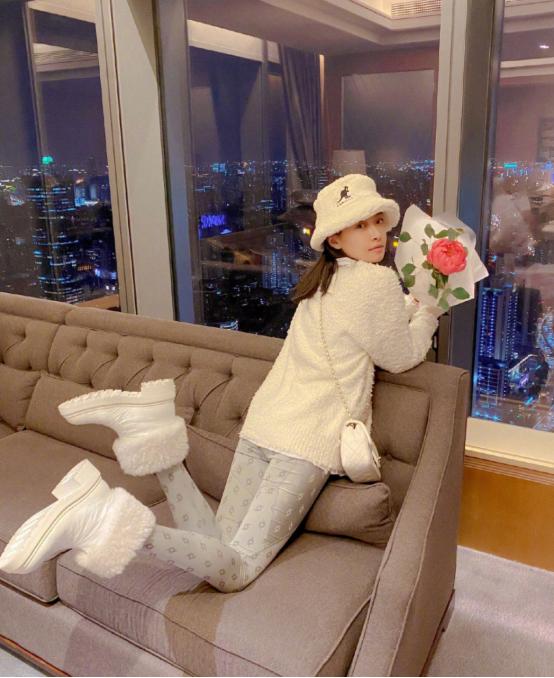 宋茜穿蓝色卫衣机场照,宋茜穿羽绒服