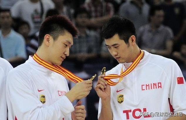 和易建联同一天生日，17岁进国篮27岁退役，现跟阿联一起做青训