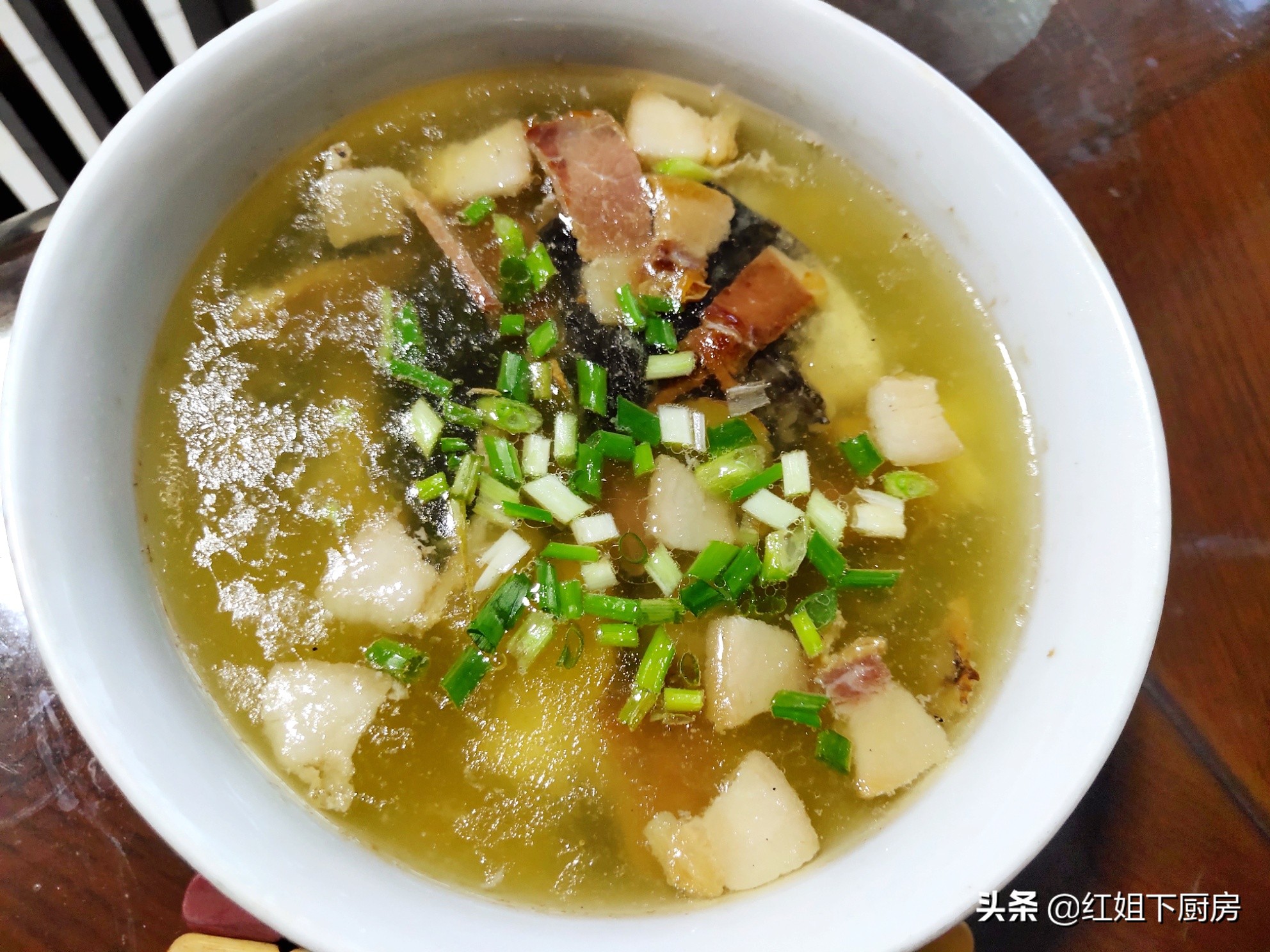 石蛙配上火腿蒸20分钟出锅，鲜嫩到连最后一滴汤都不愿意剩