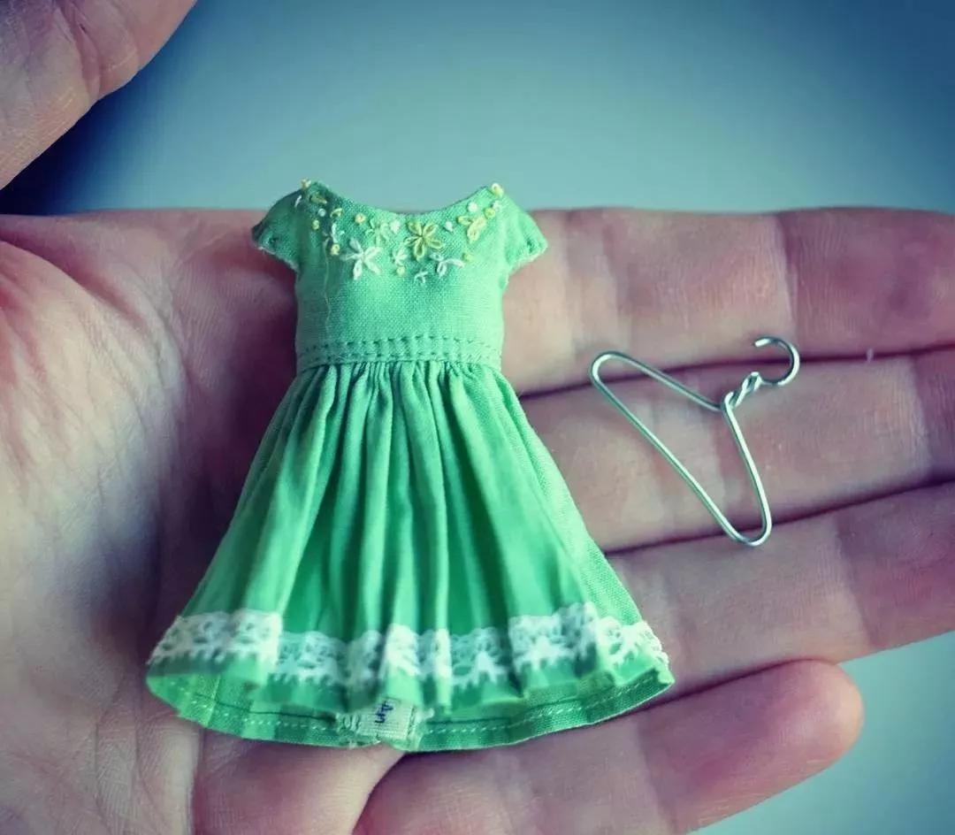 恨不能把她的芭比娃衣穿上自己身上......