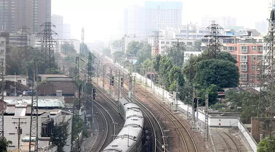 郑州的高架桥上看火车，铁龙慢游咣~咣~铛~铛