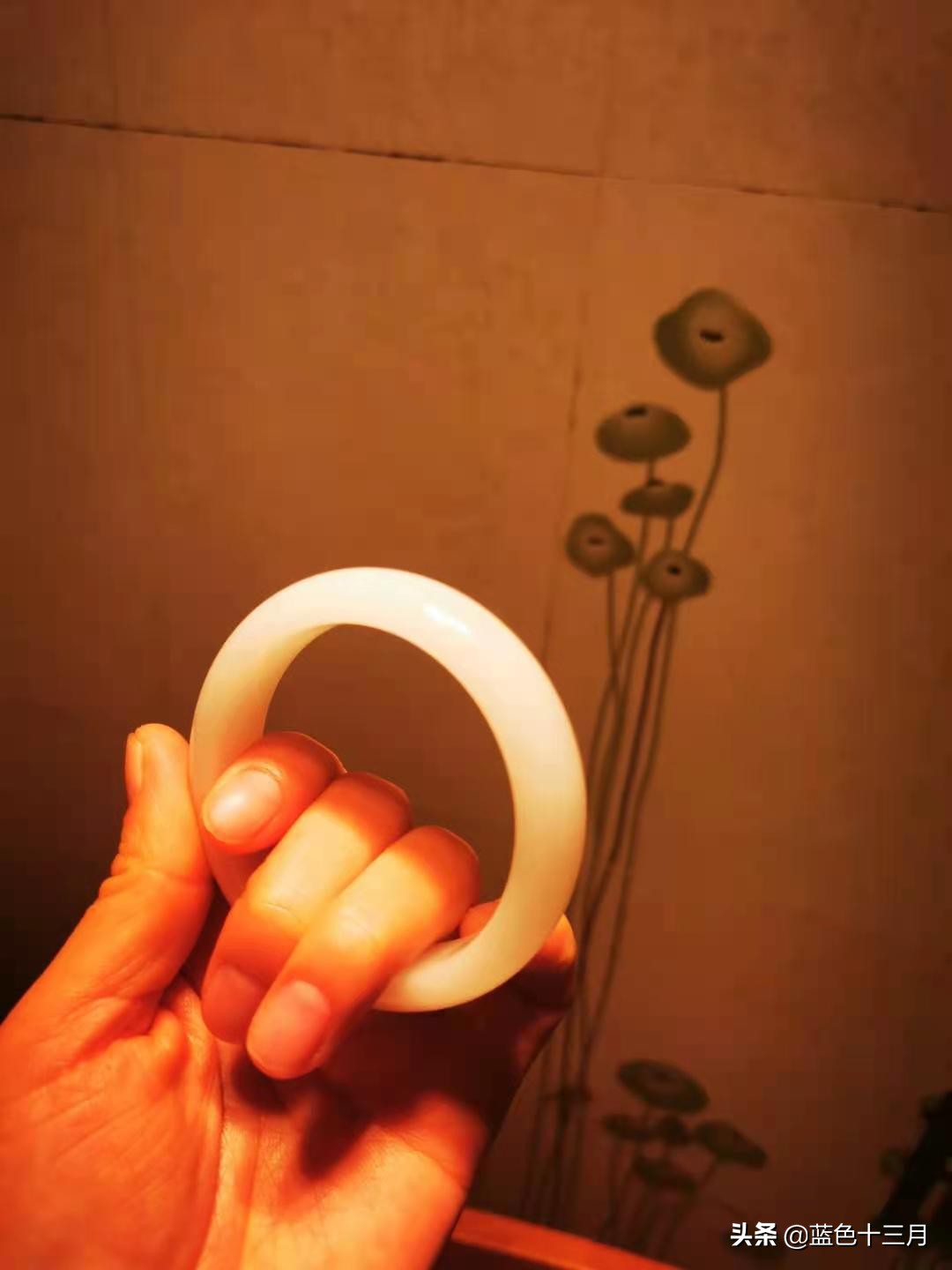 一万块预算买翡翠还是和田玉手镯,20元一个的翡翠玉手镯