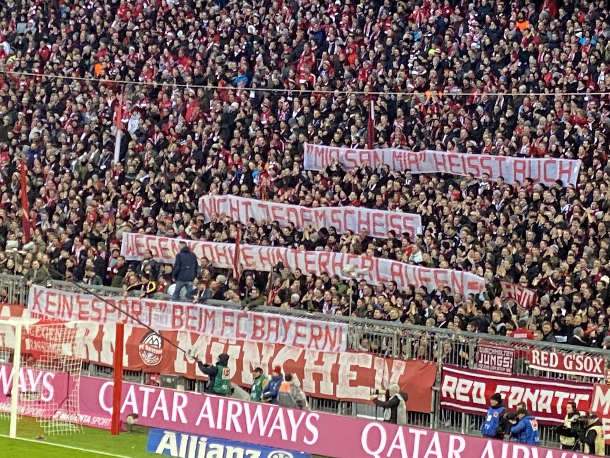 拜仁慕尼黑球迷开炮,拜仁球迷举旗帜拜仁多特