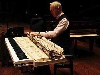 钢琴调音师是怎样的职业，月入过万能轻松吗？