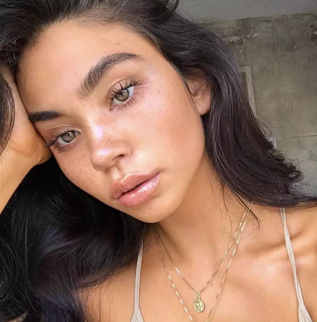 佟丽娅将任春晚主持，却被质疑稳输董卿？但在妆容上她确实赢了..