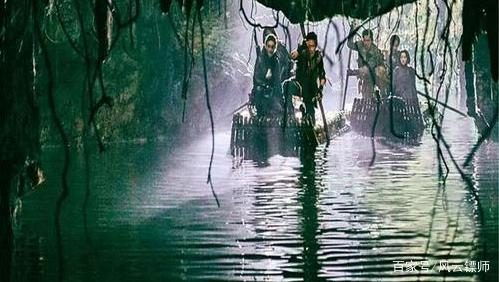 云南虫谷被吐槽一点藏深意,云南虫谷众人看到水面冒泡