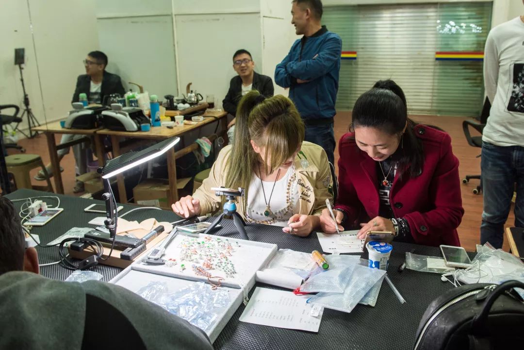 中缅边境翡翠交易市场有多赚钱,缅甸卖翡翠3800万