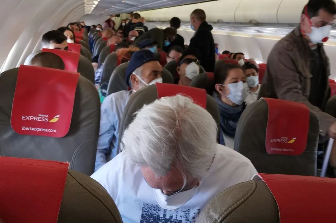 西班牙航空本周航班上座无虚席，乘客们惶恐发声