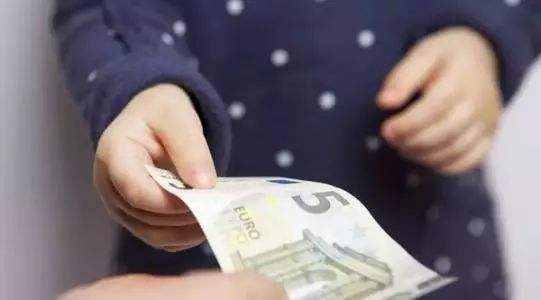 十几岁孩子偷父母钱屡教不改咋办,8岁儿子偷拿家里50元钱