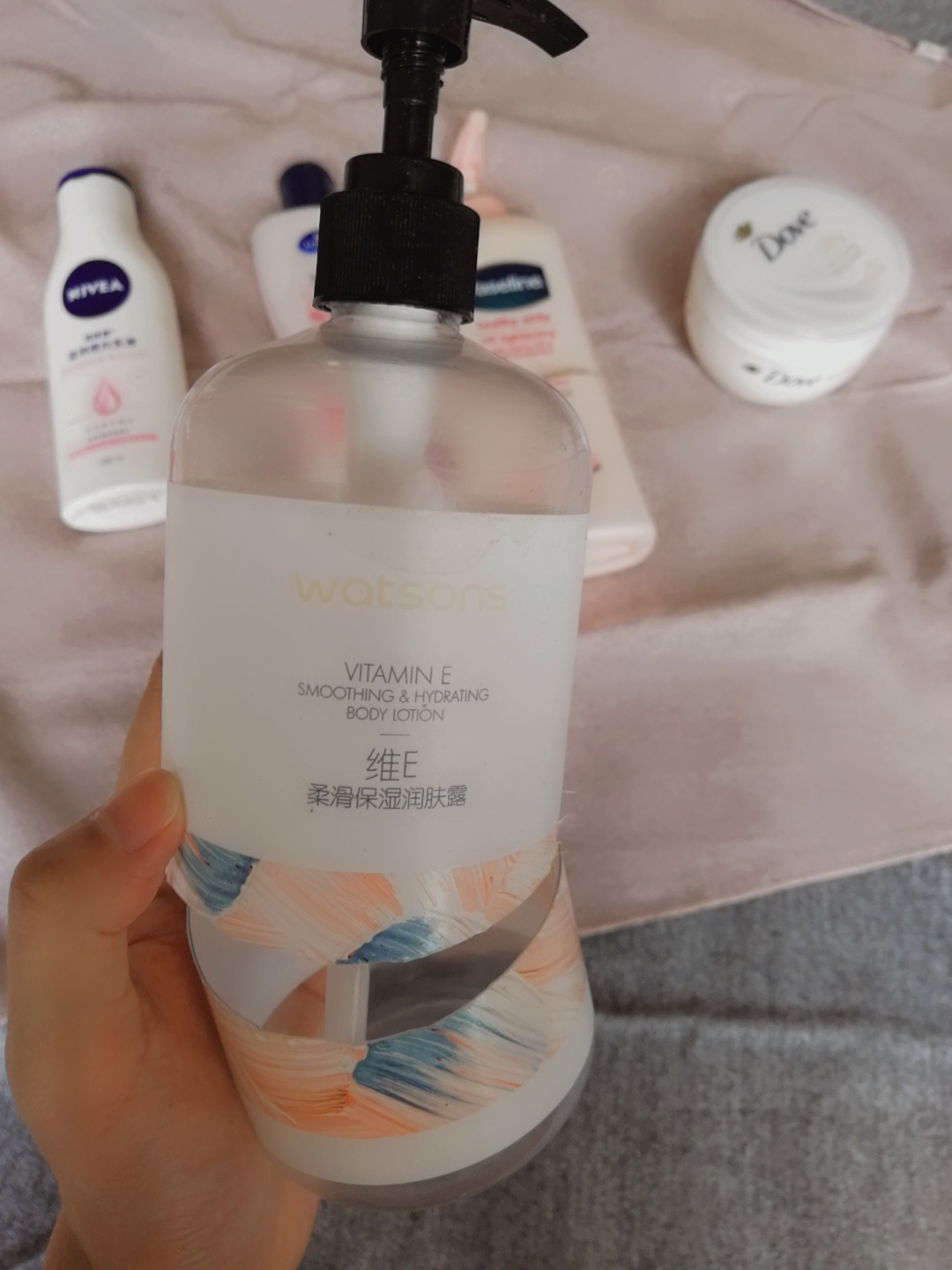 用真正的空瓶来向清贫少女们推荐二三十块钱的平价身体乳