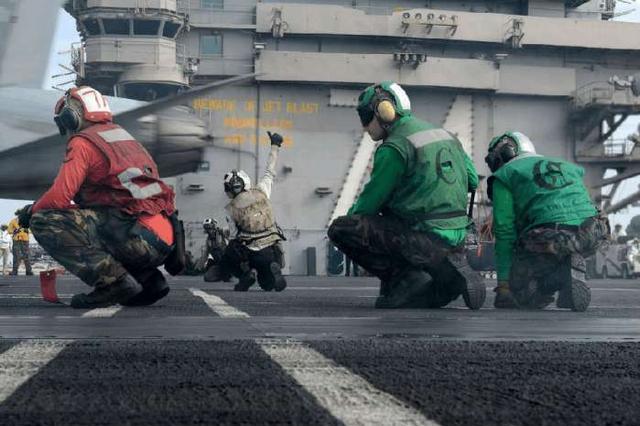 航母甲板厚度不足50毫米,航母甲板是完全平整的么