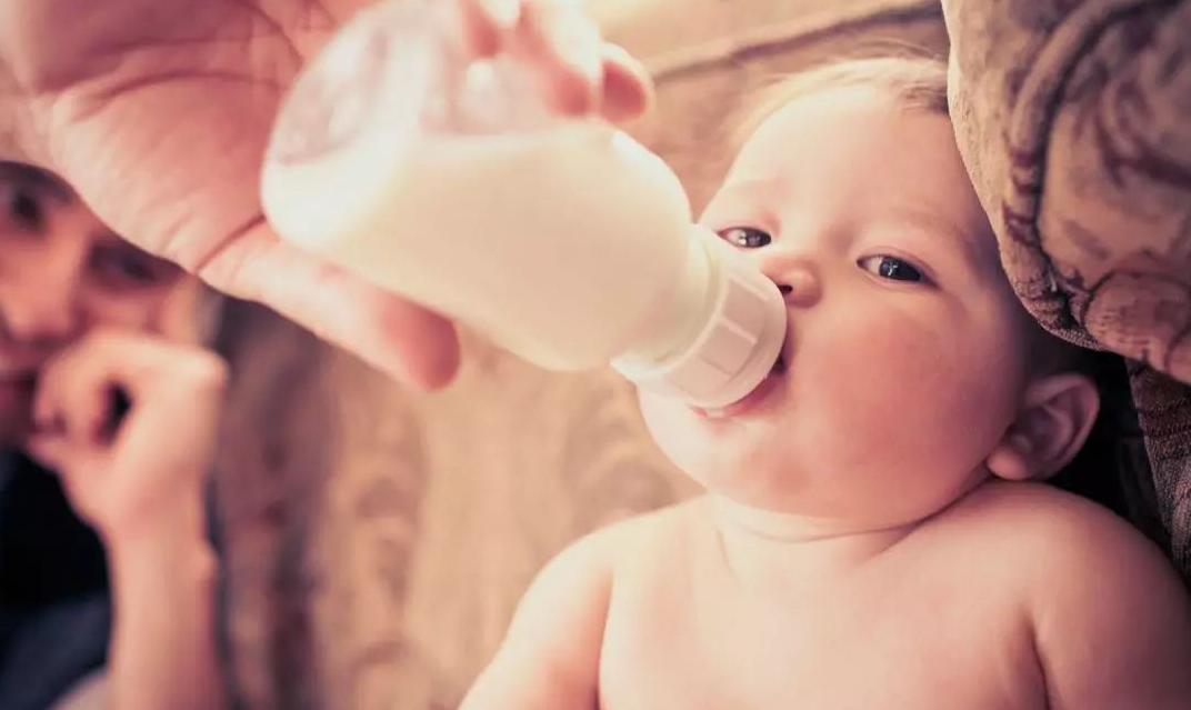 刚喂完奶宝宝打嗝怎么回事,刚喂完奶的婴儿吐奶打嗝怎么办