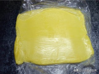 榴莲酥做好后层次分明、异常松化，刚出炉就被家里的小孩分完了