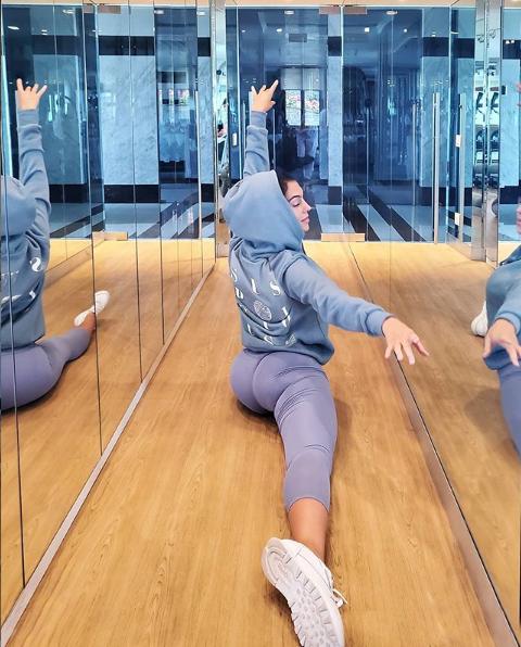 c罗在赛场亲吻乔治娜,c罗和女友乔治娜穿球衣合照图