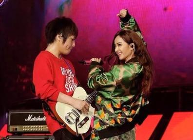 蔡依林穿白t搭短裙与粉丝合影,蔡依林未来感杂志大片