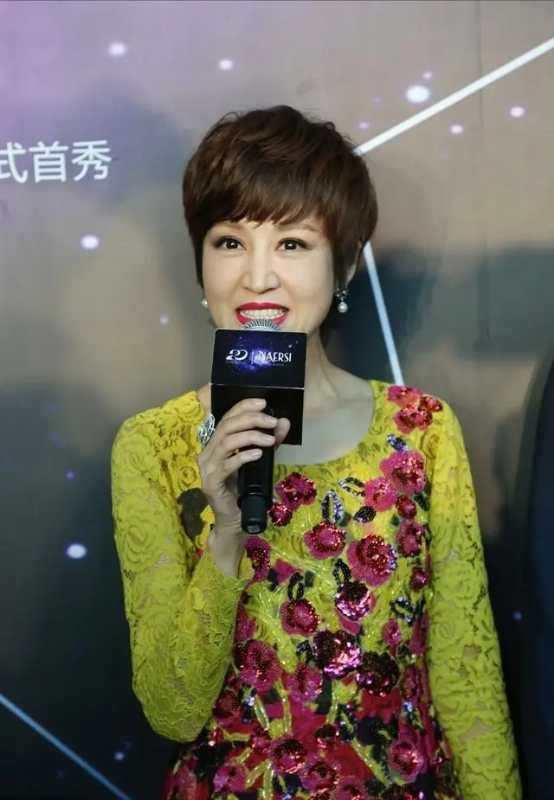 鲍蕾穿黄裙好看吗,鲍蕾穿黑色西装皮鞋